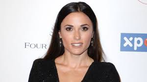 Euros sur un cheval gagnant, j'ai mis un zizi dans une femme payante, j'ai mis zéro pour son retour en taxi même pauvre, j'étais bien habillé, yeah glock j'vais prendre soin d'elle comme une loc j'vais prendre soin d'elle comme un god ou comme un billet gagnant de la lotterie j'vais prendre soin. Premier Clash Entre Deux Stars Dans Je Suis Une Celebrite Sortez Moi De La Voici