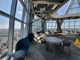 En 1976 100000 m2 de bureaux étaient vides. Decouvrez Cet Ilot De Verdure Qui Domine La Defense