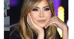 قالت الفنانة نوال الزغبي، إنها غير نادمة على عدم الدخول في مجال السينما، مشيرة إلى أنها عُرض عليها دور للتمثيل أمام الفنان أحمد زكي وغير نادمة على تركه. Ù†ÙˆØ§Ù„ Ø§Ù„Ø²ØºØ¨ÙŠ ØªØ³ØªØ¹Ø¯ Ù„Ø·Ø±Ø­ ÙƒÙ„ÙŠØ¨ Ø§ØºÙ†ÙŠØªÙ‡Ø§ Ø§Ù„Ø®Ù„ÙŠØ¬ÙŠØ© Beirutcom Net