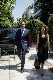 Η κυρία μιχαηλίδου επίσης διευκρίνισε πως όλα τα υφιστάμενα επιδόματα διατηρούνται, όπως για παράδειγμα το επίδομα ενοικίου. Xwrismos Bomba Sto Ypoyrgiko Gia Kefalogiannh Mixahlidoy Politikh Eidhseis