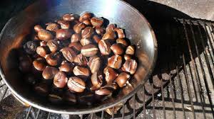 La ricetta delle castagne in padella è semplicissima e permette di fare in casa le caldarroste. Come Cucinare Le Castagne Idee Green