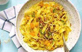 Le noci abbinate al taleggio creano una combinazione di sapori davvero particolare. Tagliatelle Con Zucca Taleggio E Speck