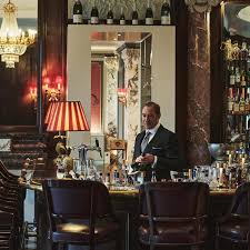The national bar & dining rooms, conveniently located on the east side of the city, is acclaimed chef geoffrey zakarian's vision of a grand café, offering modern bistro cuisine during breakfast, brunch, lunch and dinner in a comfortable atmosphere. Restaurants Bar Im Grand Hotel National Luzern