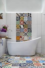 See more ideas about interior, bathroom inspiration, bathroom design. Fliesenaufkleber Fur Bad 21 Kreative Ideen Zur Erfrischung Badezimmer Deko Feiern Zenideen Eclectic Bathroom Tiny House Bathroom Bathroom Tile Designs