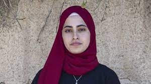 من جهته، تحدث نبيل الكرد والد منى الكرد و محمد الكرد لـ القسطل عن كيفية اقتحام منزله من قبل الاحتلال واعتقال منى، قائلاً لما غيّرت أواعيها دخلوا وراها أحسن ما تحط دبابة بجسمها. U7idmnduwsxh M