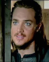 Alexander Dreymon aka Uhtred writing autographs... Play this picture as  puzzle: https://www.jigsawplanet.com/?rc=play&pid=341b54db1e54