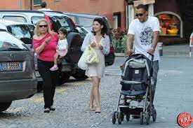 Elise et mireille révisent les textes. Photos Faouzi Ghoulam Avec Sa Famille En Italie