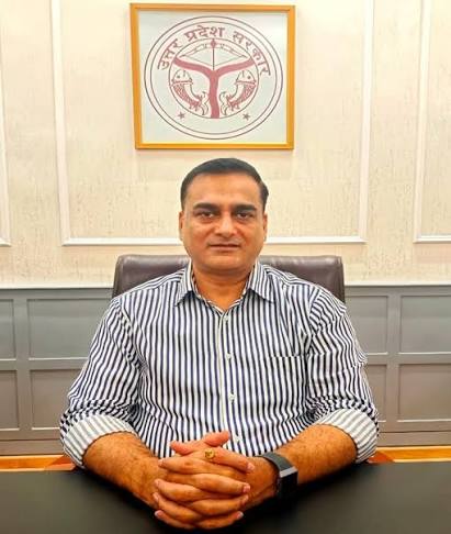 लखनऊ: उत्तर प्रदेश सरकार ने आईएएस अजय चौहान को एक नई जिम्मेदारी सौंपी है। अजय चौहान वर्तमान में प्रमुख सचिव, लोक निर्माण विभाग के पद पर हैं ...