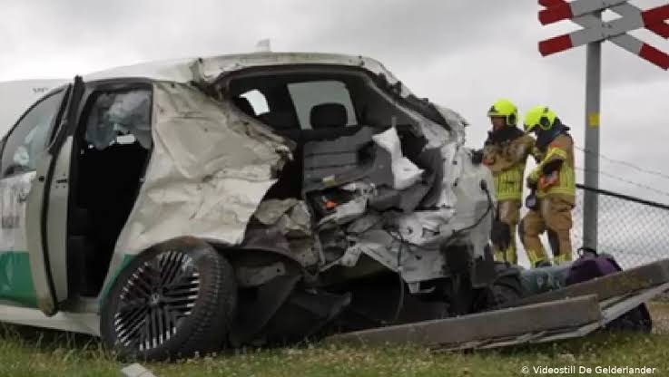 Taxibusje met scholieren aangereden door trein in Gelderland