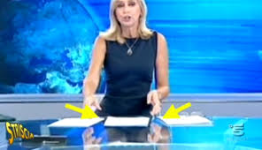 Tramite un normale decoder o una tv con decoder integrato è possibile usufruire dei programmi di canale 5 gratuitamente. Striscia La Notizia Smaschera Le Giornaliste Del Tg5 Sotto Il Tavolo In Mutande Tv E Video