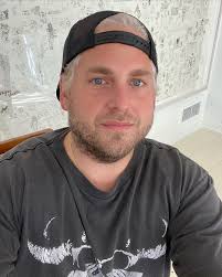 Maybe you know about jonah hill very well but do you know how old and tall is he, and what is his net worth in 2021? Jonah Hill Posta Desabafo Sobre Gordofobia Apos Ser Clicado Sem Camisa Por Paparazzi Vogue Celebridade