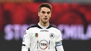 Lo spezia non potrà effettuare operazioni di calciomercato in entrato per i prossimi due anni, a partire dal prossimo gennaio le ultimissime notizie sul calciomercato e sui neroverdi lun 09 agosto 2021 Calciomercato Roma Interesse Per Maggiore Dello Spezia Sul Centrocampista C E Anche Il Torino Laroma24 It Tutte Le News Notizie Approfondimenti Live Sulla As Roma