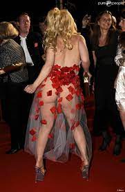 Depuis toujours, le mannequin a. Julie Atlas Muz Entierement Nue Sous Sa Robe Elle A Su Capter Toute L Attention Purepeople