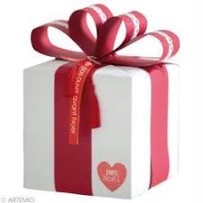 Optez également pour du glitter tape (en vente sur decorationsdemariage.fr) qui décorera votre paquet et se terminera par un joli noeud. Realiser Un Paquet Cadeau Original Pour Noel Idees Conseils Et Tuto Noel