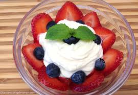 Ce Dessert A Base De Creme Chantilly Keto Baies Bleuets Et Fraises Est Pret En 2 Minutes Des Fruits Quick Desserts Desserts Cookies Recipes Chocolate Chip
