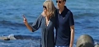 إيمانويل ماكرون رئيس فرنسا المنتخب ومؤسس حركة إلى الأمام ذو التاسعة. Ø¨Ø§Ù„ØµÙˆØ±Ø© French Kiss Ø¨ÙŠÙ† Ù…Ø§ÙƒØ±ÙˆÙ† ÙˆØ²ÙˆØ¬ØªÙ‡ Øª Ø´Ø¹Ù„ Ø¥Ù†Ø³ØªØºØ±Ø§Ù…