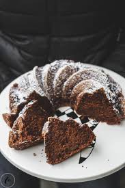 Rezept Fur Einen Super Saftigen Rotweingugelhupf In 2020 Lebensmittel Essen Rezepte Kuchen