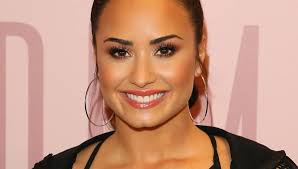 Demetria devonne lovato was born on august 20, 1992 in albuquerque, new mexico and raised in dallas, texas to dianna de la garza, a former dallas cowboys cheerleader & patrick martin lovato, an engineer and musician. Demi Lovato Nach Vier Monaten Beziehung Sie Ist Verlobt Bunte De