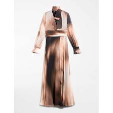 New tess offre un'ampia selezione di tessuti in seta o misto seta per abbigliamento e moda o per abito da sposa, di altissima qualità, tutti prodotti in italia, nella nostra tessitura di como, in vendita online al metro. Max Mara Studio Abito Lungo Georgette Di Seta Elfi Cipria Nero Donna Elsa Boutique