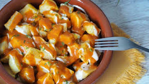 Al final de la cocción echamos una cucharadita de vinagre, removemos. Como Hacer La Receta De Patatas Bravas Paso A Paso