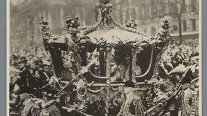 Poprvé veřejně o svých vzpomínkách na vlastní korunovační obřad, ale také na korunovaci svého otce. Extralife Cz Slavny Moment Z Televizni Historie Korunovaci Jiriho Vi A Alzbety Sledovalo Pred 83 Lety Deset Tisic Divaku