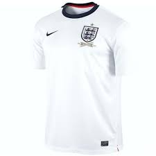 An den seiten des trikots ist beim england em 2021 auswärtstrikot ebenso wie bei heimjersey ein versetzter längsstreifen zu finden. National Trikot England Home 2013 14 Nike Sportingplus Passion For Sport