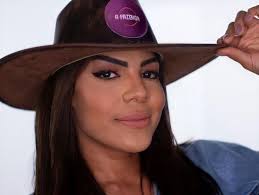 Caiu Na Net Selena Gomez Nua Saiba Quem E Tays Reis Cantora Em A Fazenda 12 Que Fez Sucesso Com O Hit Metralhadora Popline
