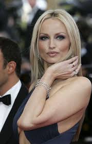 Adriana karembeu prépare sa reconversion et se lance dans les affaires en 2005 avec la création d'une société de cosmétiques bio et d'instituts de beauté haut de gamme, akd. Adriana Karembeu Photostream Beautiful Women Faces Adriana Height And Weight