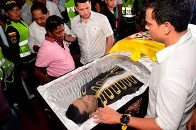 (silvestre dangond) que pasa que te veo en la misma situación de hace una semana por lo visto tu novia esta brava yo no entiendo o es que acaso te gusta esa vida. Martin Elias Se Robo El Corazon De Los Colombianos Silvestre Dangond Portalvallenato Net