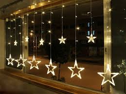 Die kerzen im fenster sorgen für eine gemütliche stimmung. Weihnachtsdeko Fenster 30 Hervorragende Fensterdeko Ideen Mit Festlicher Stimmung