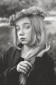 Niña De 11 Años De Largo Cabello Blanco Con Una Flor De Dalia. Retrato De  Niña Pequeña Admirando El Ramo De Gran Tamaño Foto de archivo