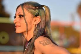 Hi, I'm Andrea. Have had a lot of experience with makeup and a little  experience with modeling. I would like to expand my portfolio and have lots  of ideas. I tend to