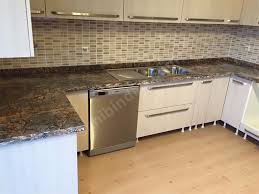 Döküm tezgah, mermer tozu ve polyester ile hazırlanan karışımın kalıplara dökülerek reaksiyon sonucu istenilen şekilde katılaşması ile oluşan tezgah çeşidine denir. Yildizlar Mermer Ve Granit Depos Her Isin Ustasi Sahibinden Com Hizmetler De