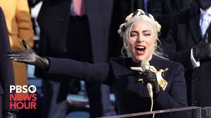 Tutti in piedi con la mano sul petto durante l'inno nazionale americano cantato da lady gaga alla cerimonia di insediamento di joe biden. Watch Lady Gaga Sings The Star Spangled Banner At Biden Inauguration Youtube