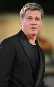 Welcher Haarschnitt steht Brad Pitt besser? Mittellanges Haar oder kurzes  Haar? : r/trueratediscussions