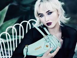 Versace y Fashion Nova llegan a un acuerdo para poner fin a su conflicto