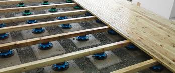 En ce qui concerne la pose les planches de terrasse en matériau composite se posent sur des lambourdes à l'aide de clips de fixation en inox. Terrasse Sur Plot Prix Et Conseils De Pose Allojardin Com