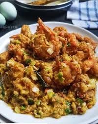 Rasanya itu sangat kaya dengan citra rasa, ada rasa asin dan gurih sekaligus garing. Resep Udang Goreng Telur Asin