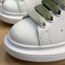 Маккуин Small White Shoes мъже и жени, двойки хамелеон спорт наклон цвят  обувки 2021 нов вътрешен растеж дебела подметка обувки Разпродажба! ~  Магазин | Siqura.shop