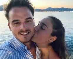 Maandag had jasmijn van hoof bij familie de eerste opnamedag sinds haar wereldreis. Vriend Van Marie Voor Het Eerst Te Zien In De Verhulstjes Tv Hln Be