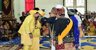 Setiap suku mempunyai adat dan tradisi yang berbeda. Zumi Zola Dan Istri Terima Gelar Adat Dari Lam Jambi Infojambi Com