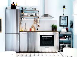 Que votre petite cuisine fasse 2 m2 ou 6 m2, qu'elle soit en u, en l ou en longueur , l'idéal est d'avoir une longueur d'au moins 180 cm pour pouvoir installer 3 modules. Amenager Une Cuisine Dans Moins De 6 M2 C Est Possible