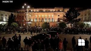 Despre ceremonia fastuoasa de inmormantare a regelui mihai i au relatat jurnalisti de la reuters, bbc, daily mail si agentia france presse (afp). Funeraliile Regelui Mihai I Sicriul A Fost Depus La BucureÈ™ti La Palatul Regal Video Publika Md Aici Sunt È™tirile