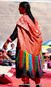 Men traditionally wear thick woollen robe called goucha, fastened at the neck, under the armpit and tied at the waist with a colourful sash known as a skerag. Ladakhi Men Women Have Unique Fashion Sense Pendown Art Travel And Culture Blog