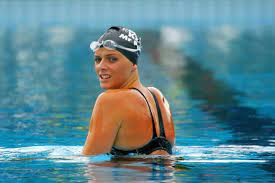 Schon als jugendliche interessierte sie sich außerordentlich fürs schwimmen und trainierte hart für ihre karriere. Durch Die Jahre Mit Charlene Von Monaco