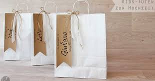 Für jeden anlass passende erlebnisgeschenke! Www Kreativoderprimitiv De Kinder Uberraschungs Tute Geschenk Gastgeschenk Geburtstag Mitb Kindertisch Hochzeit Gastgeschenke Hochzeit Gastgeschenke Geburtstag
