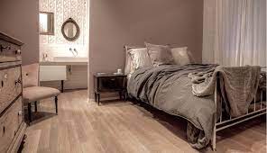 Pitturare la parete dietro al letto per ottenere una testata con il minimo sforzo. Colori Ideali Per La Camera Da Letto Glamcasamagazine
