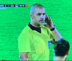 Pese a que en el primer gol 'celeste' fue un penal decidido tras revisar el var. Jucepa On Twitter Hoy En El Programa Meaculpatvn El Caso Del Arbitro Eber Aquino Que En Uruguay No Vio El Penal Para Chile Ladrones Pobre Lo Mataron De Un Hachazo Por