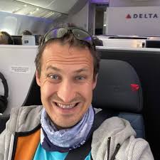 Do any of the AAdvantage member statuses allow any lounge access for  domestic flights?