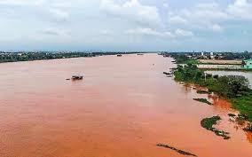 Một doanh nghiệp hiến hơn 10.000m3 đất, huy động 10 ô tô, 4 máy ...